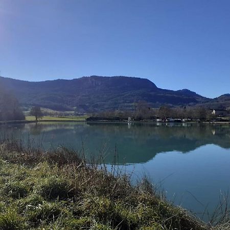Au Doux Clocher Pieusse Bagian luar foto