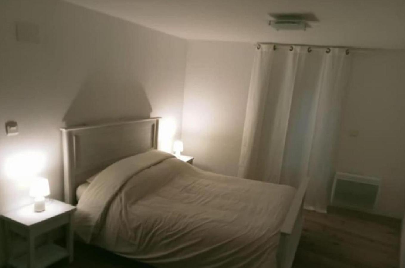 Au Doux Clocher Pieusse Bagian luar foto